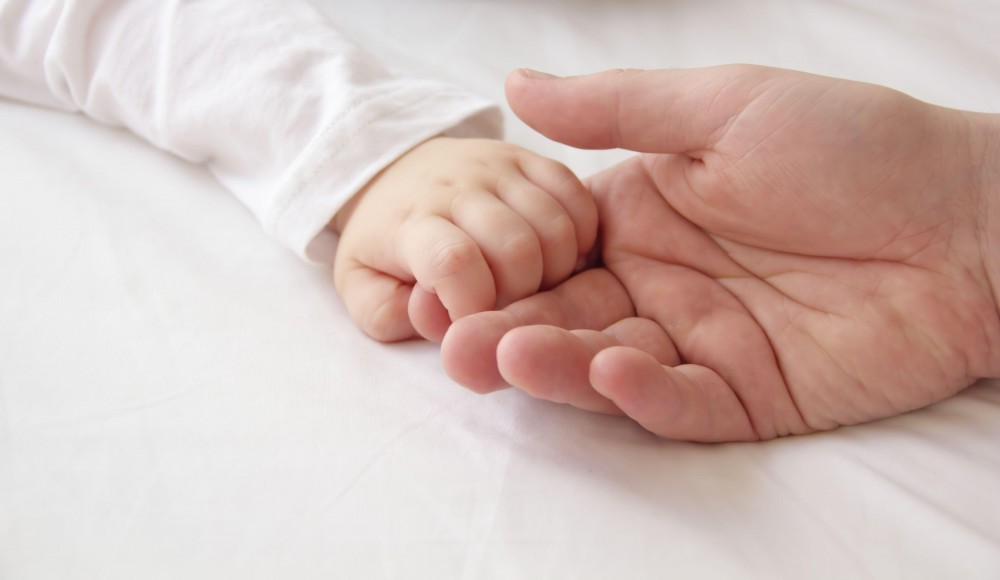 TRAGIC // Un băieţel de doi ani a murit de foame în casă